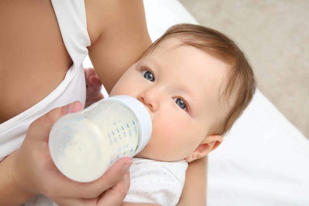 Бебе, което пие мляко.