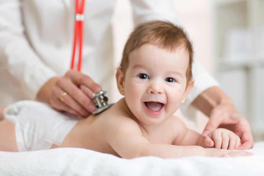 Bebé en el pediatra