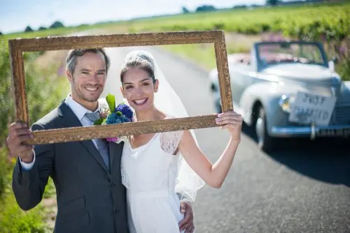Contratar un chófer para la boda de sus sueños.