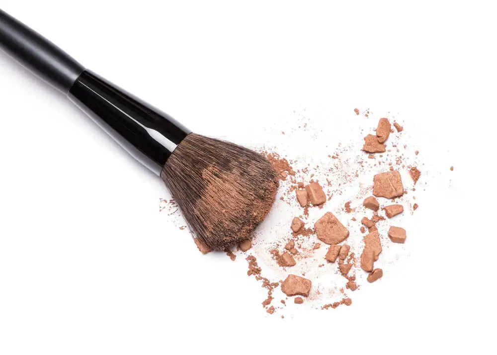 Brocha de maquillaje mediana.