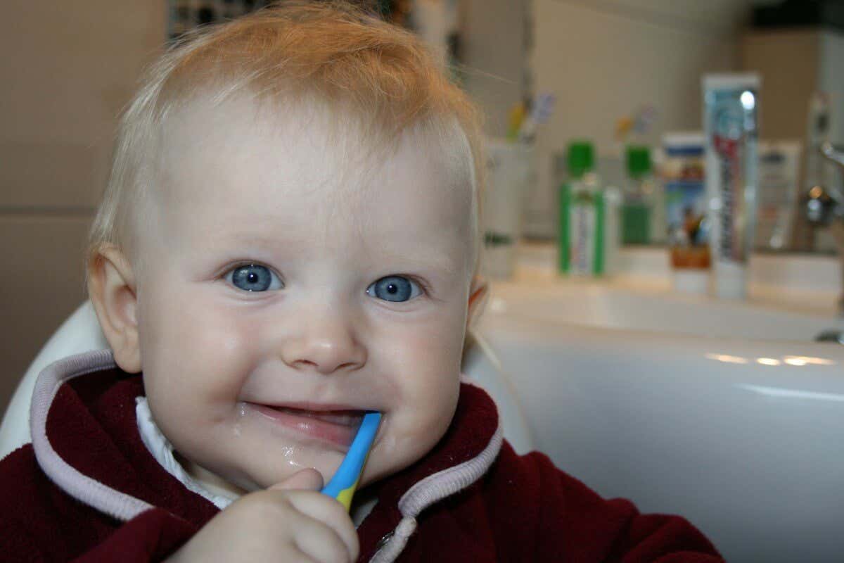 Niño lavándose los dientes.