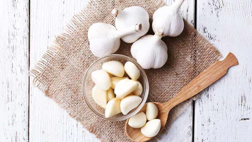 Cabezas y dientes de ajo blanco