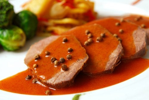 Filetes con salsa de tamarindo y semillas.