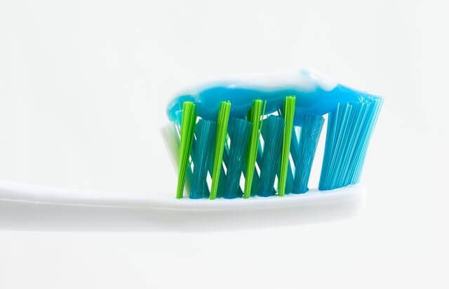 Cepillo con pasta de dientes.
