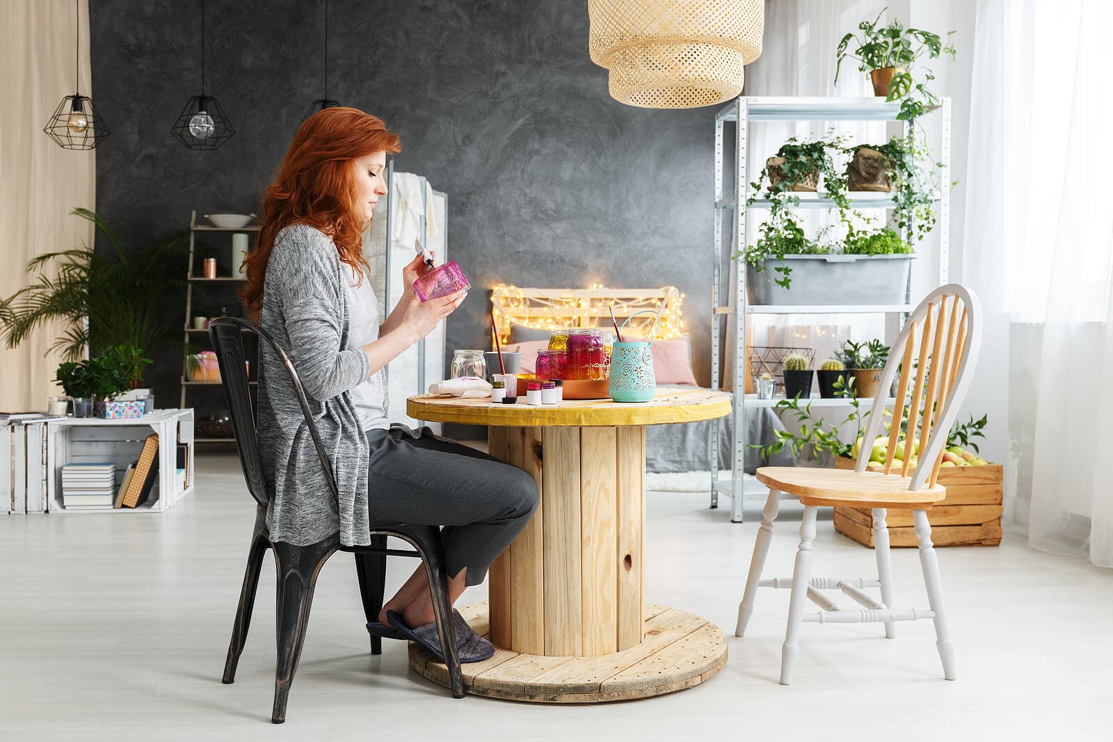 Chica en un salón con elementos de la decoración grunge