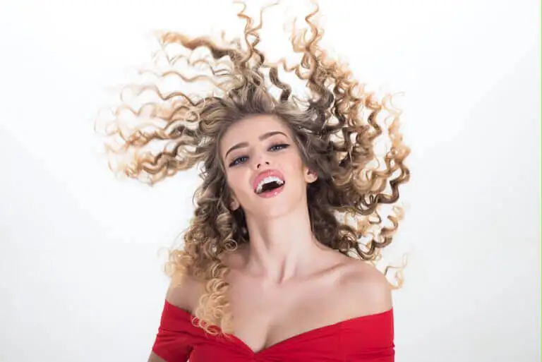 Chica con rizos definidos.