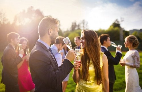 Invitados de una boda tomando una copa