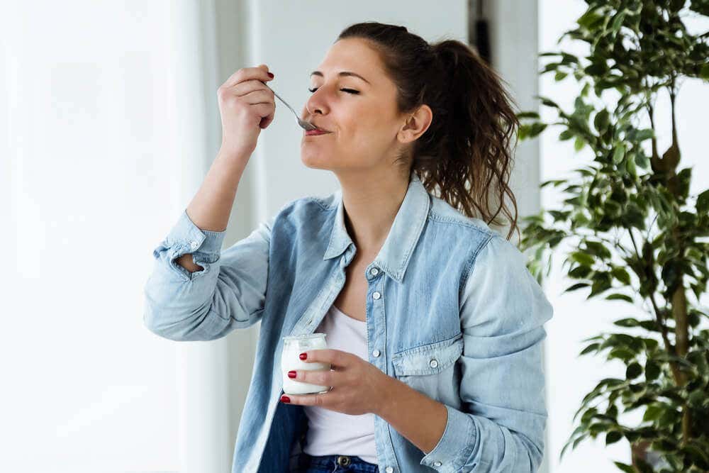Mujer comiendo un yogur