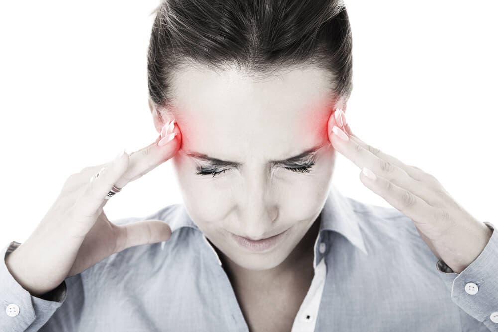 Mujer con dolor de cabeza.