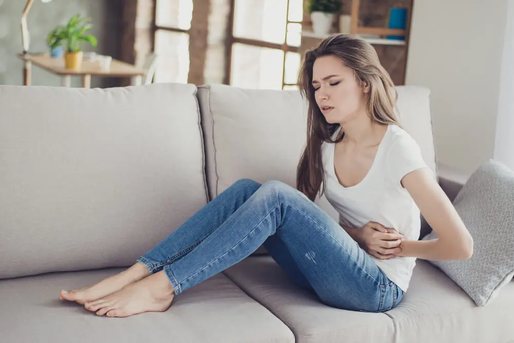 Mujer con problemas gastrointestinales