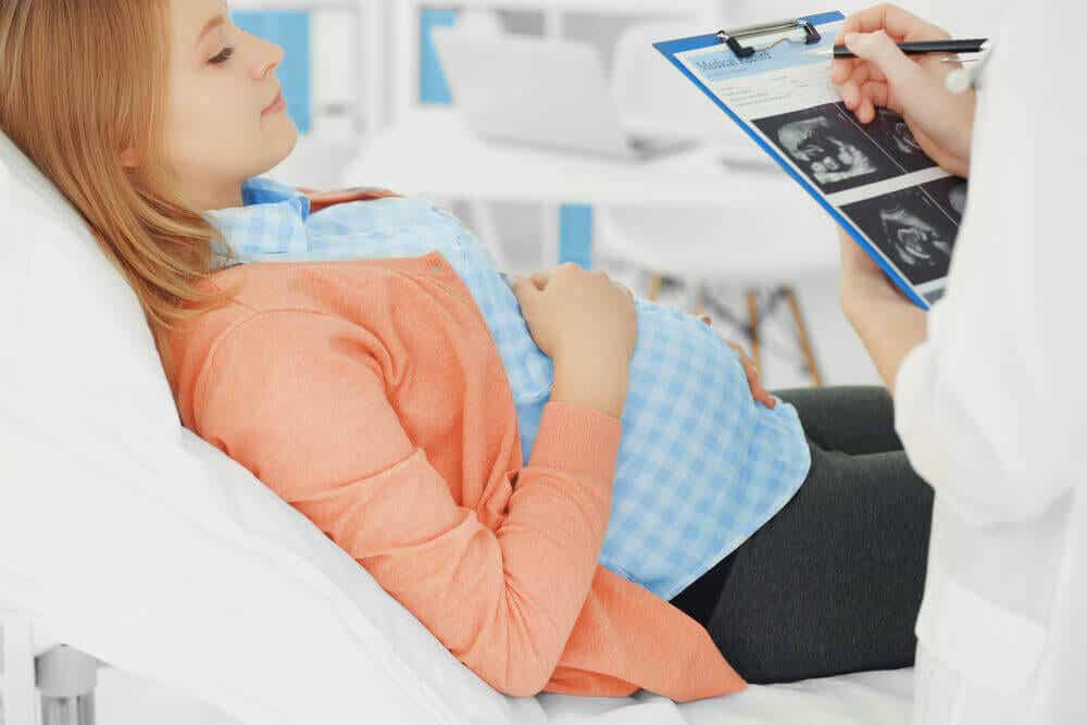 Mujer embarazada en el médico haciéndose una ecografía.