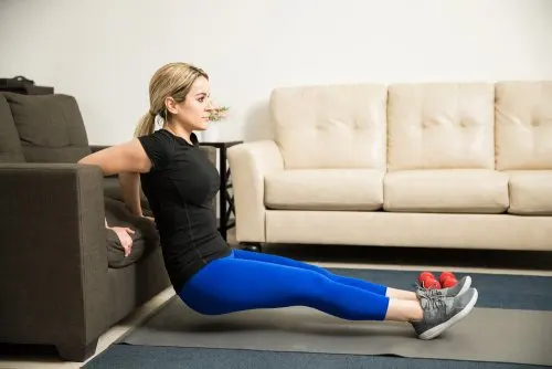 Mujer practica pilates en casa