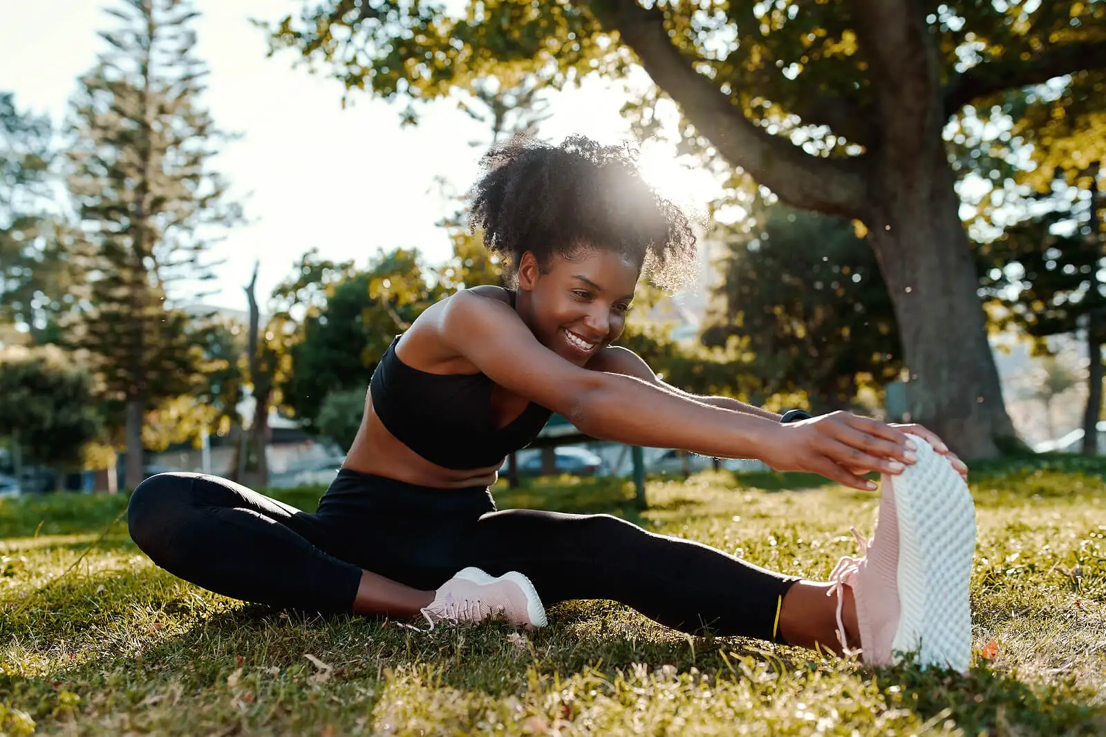 Mujer estira sus piernas antes de correr.