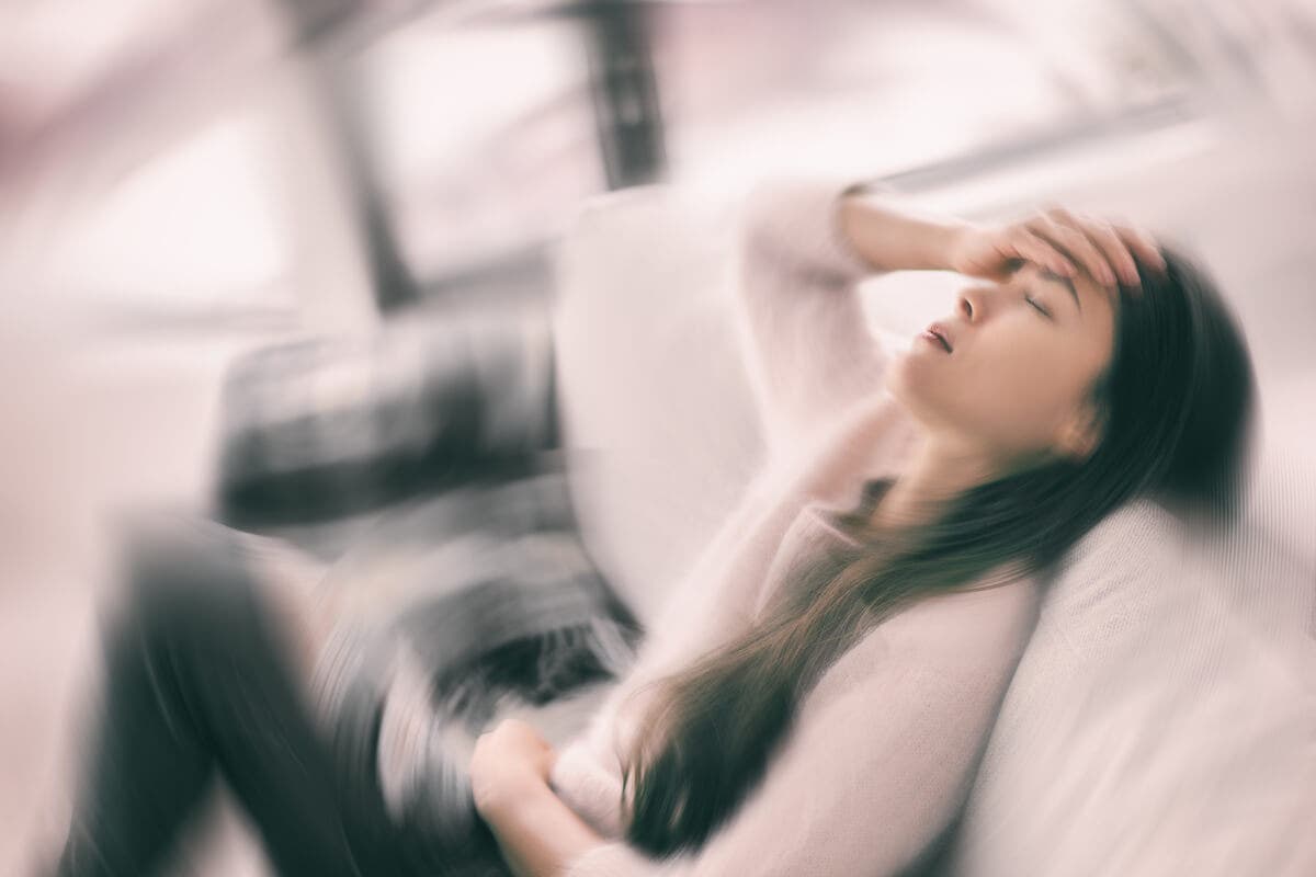 Mujer con síntomas del síndrome de fatiga crónica