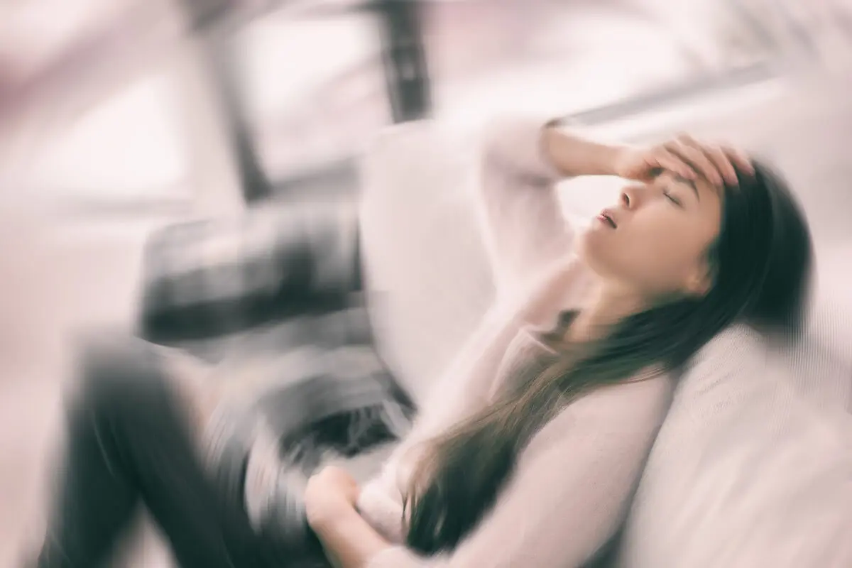 Mujer con síntomas del síndrome de fatiga crónica