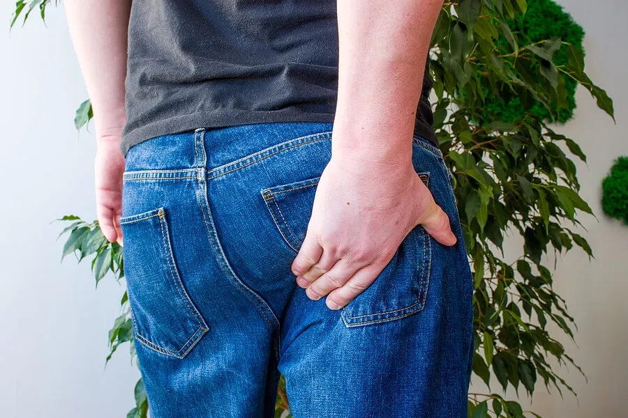 Hombre con dolor en el ano.