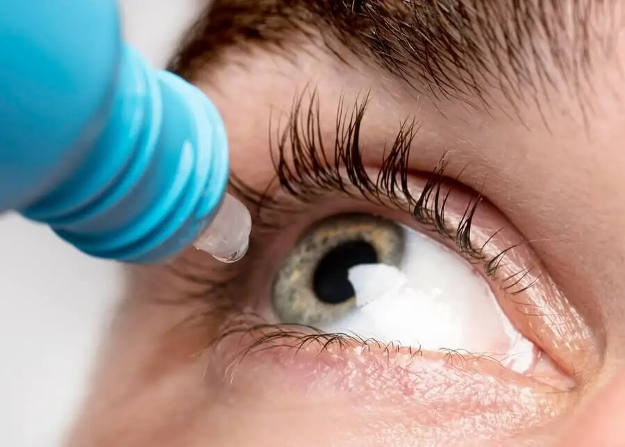 Colirio de eufrasia para los ojos irritados.