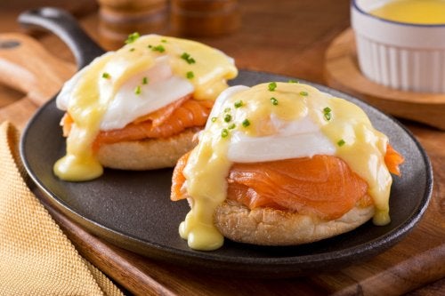 Cómo preparar huevos escalfados y salsa de tomate picante