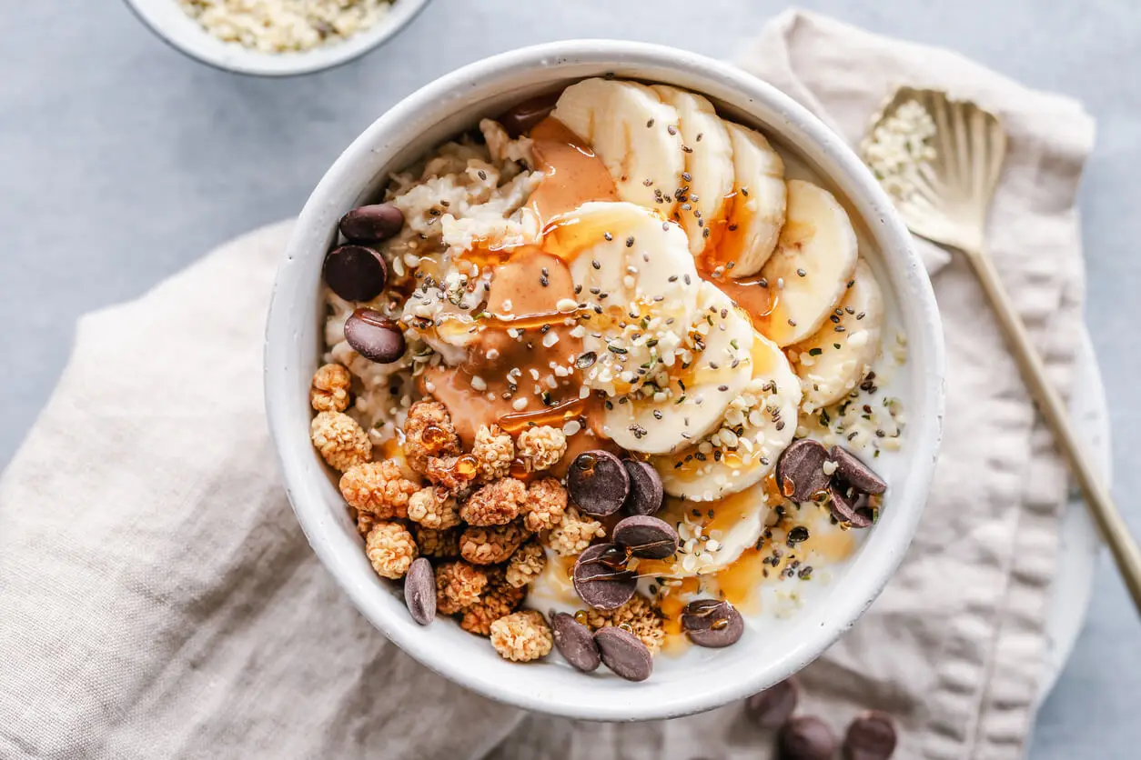 Porridge de avena con frutos secos, plátano y chocolate.