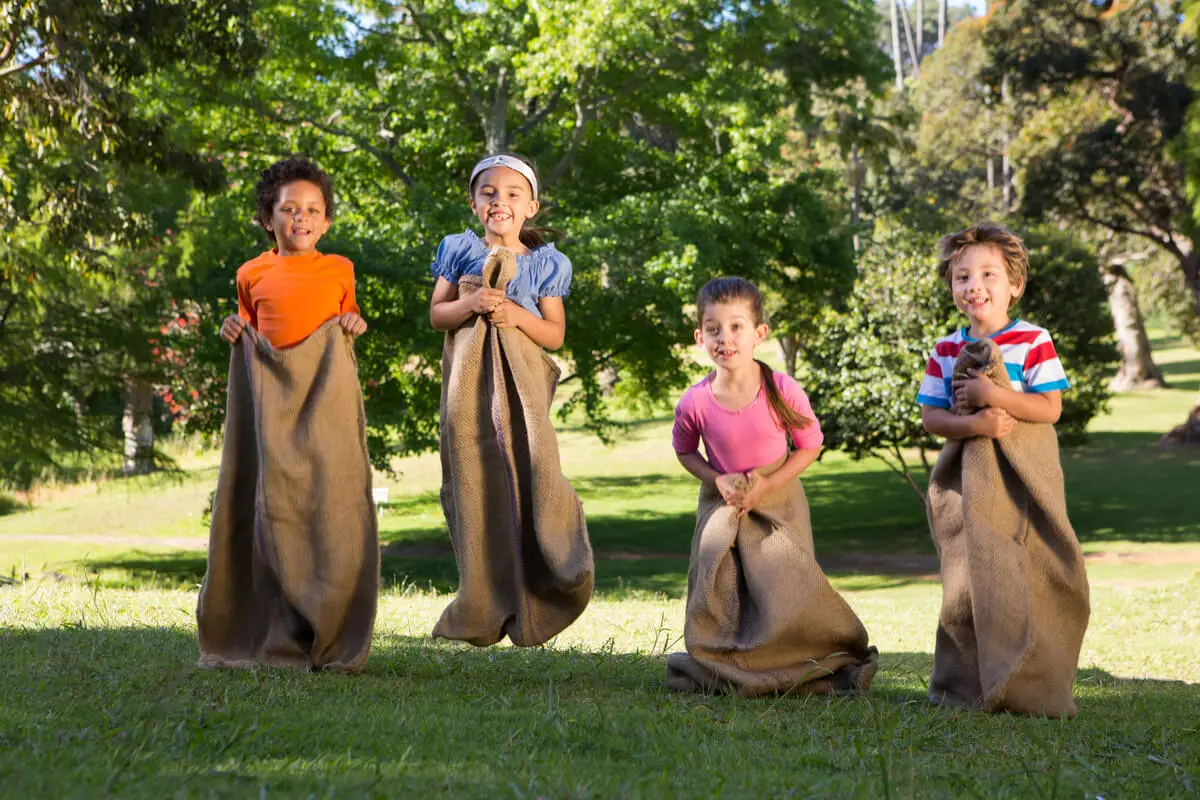 Los juegos para los niños incluyen las actividades al aire libre.
