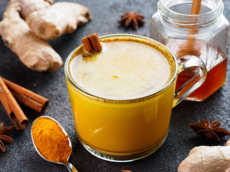 Remedio de cúrcuma y jengibre para subir la tensión