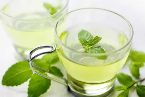 La infusión de menta es un buen remedio para la halitosis.