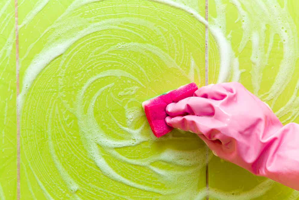 5 trucos para quitar los residuos de jabón de la ducha