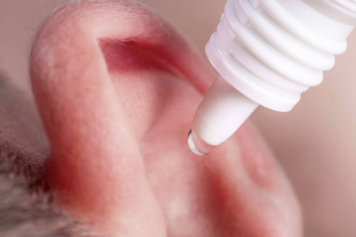 Limpiar la cera de los oídos con agua oxigenada, ¿es seguro?
