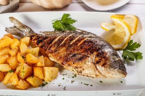 Deliciosa lubina al horno con patatas y cebolla