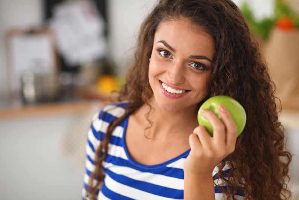 Comer una manzana al día es muy saludable.