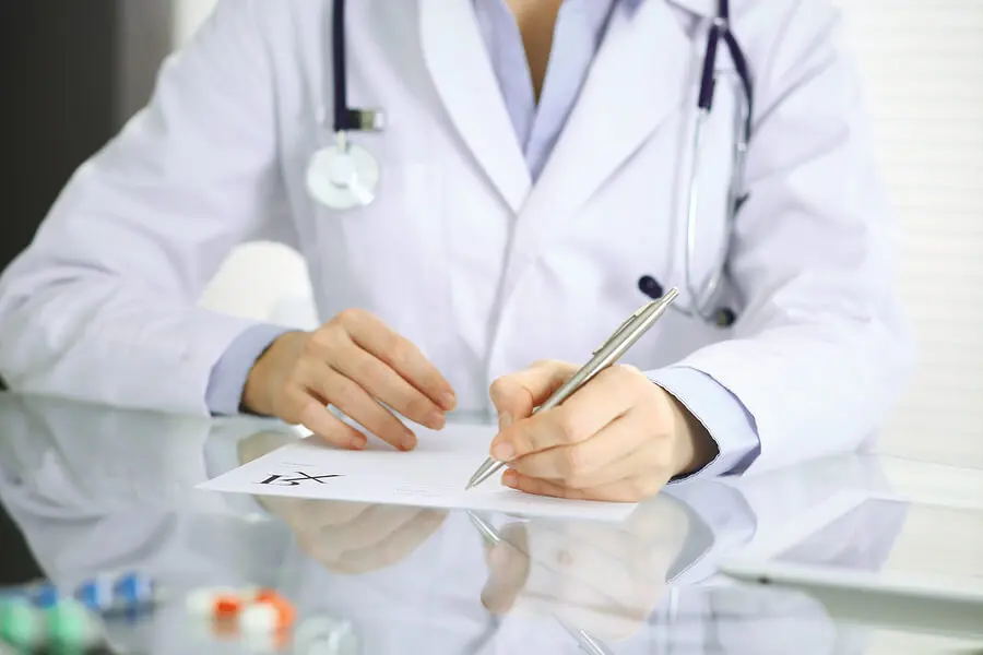 Médico tomando notas para dar diagnóstico