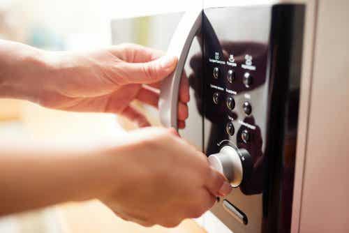 Microondas para desinfectar tus esponjas de cocina