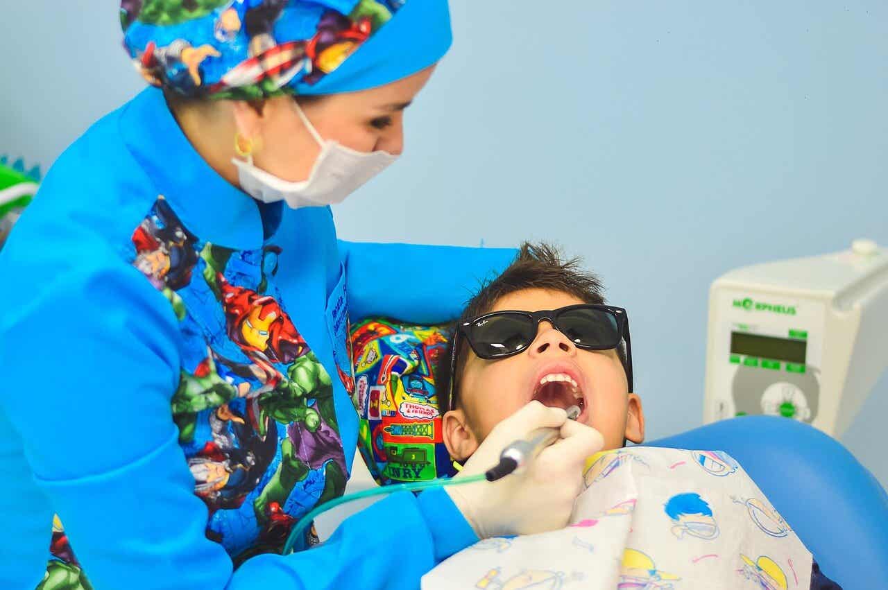 Niño en dentista por sufrir anquilosis dental.