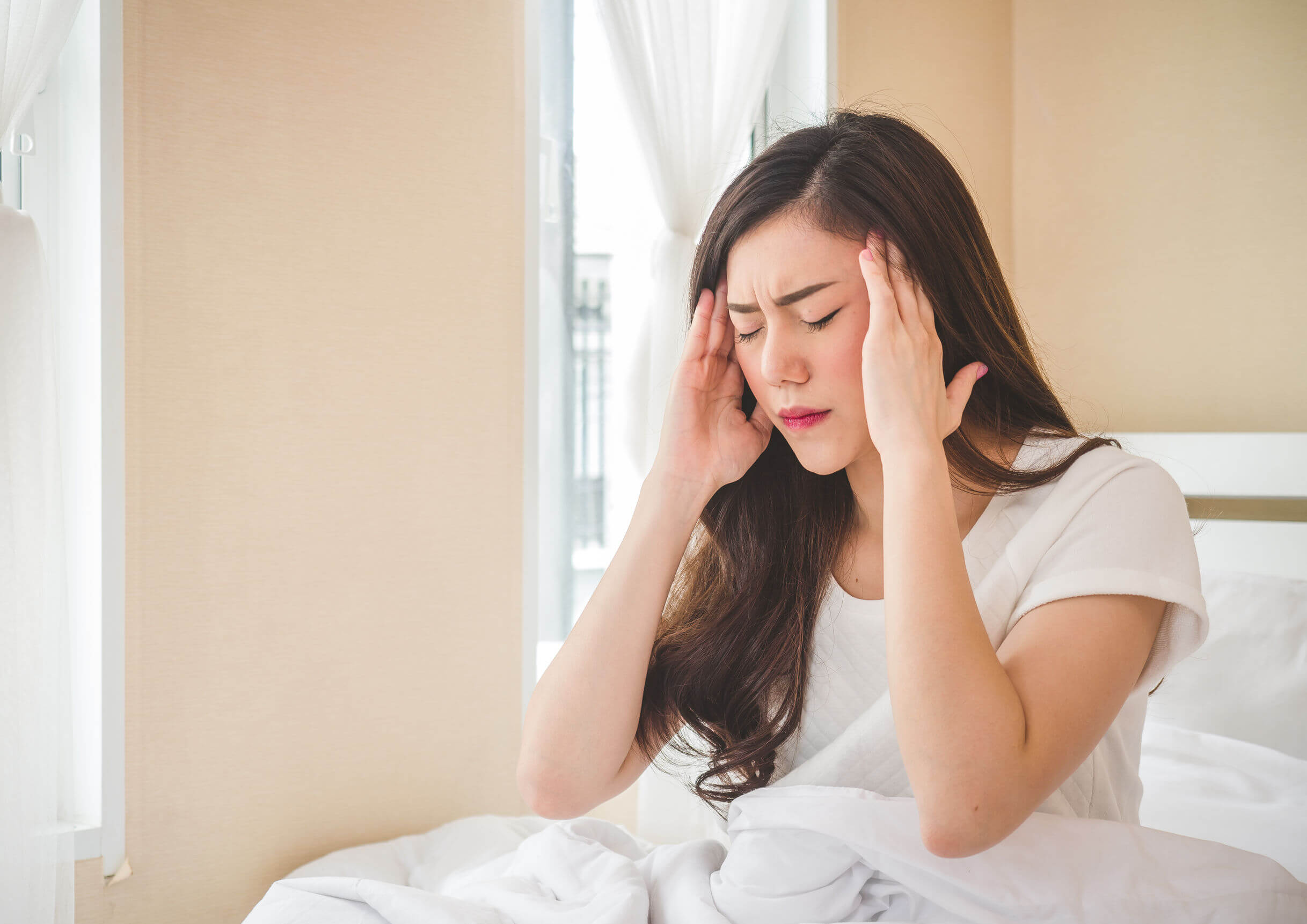 Melatonin-Überdosierung - Frau mit Kopfschmerzen