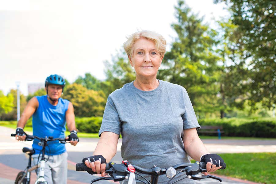 Mujer y hombre mayor paseando en bicicleta.