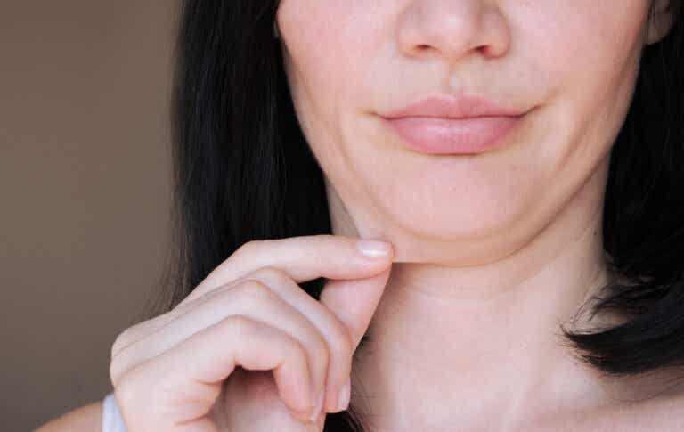 5 ejercicios para tonificar el cuello y reducir la papada