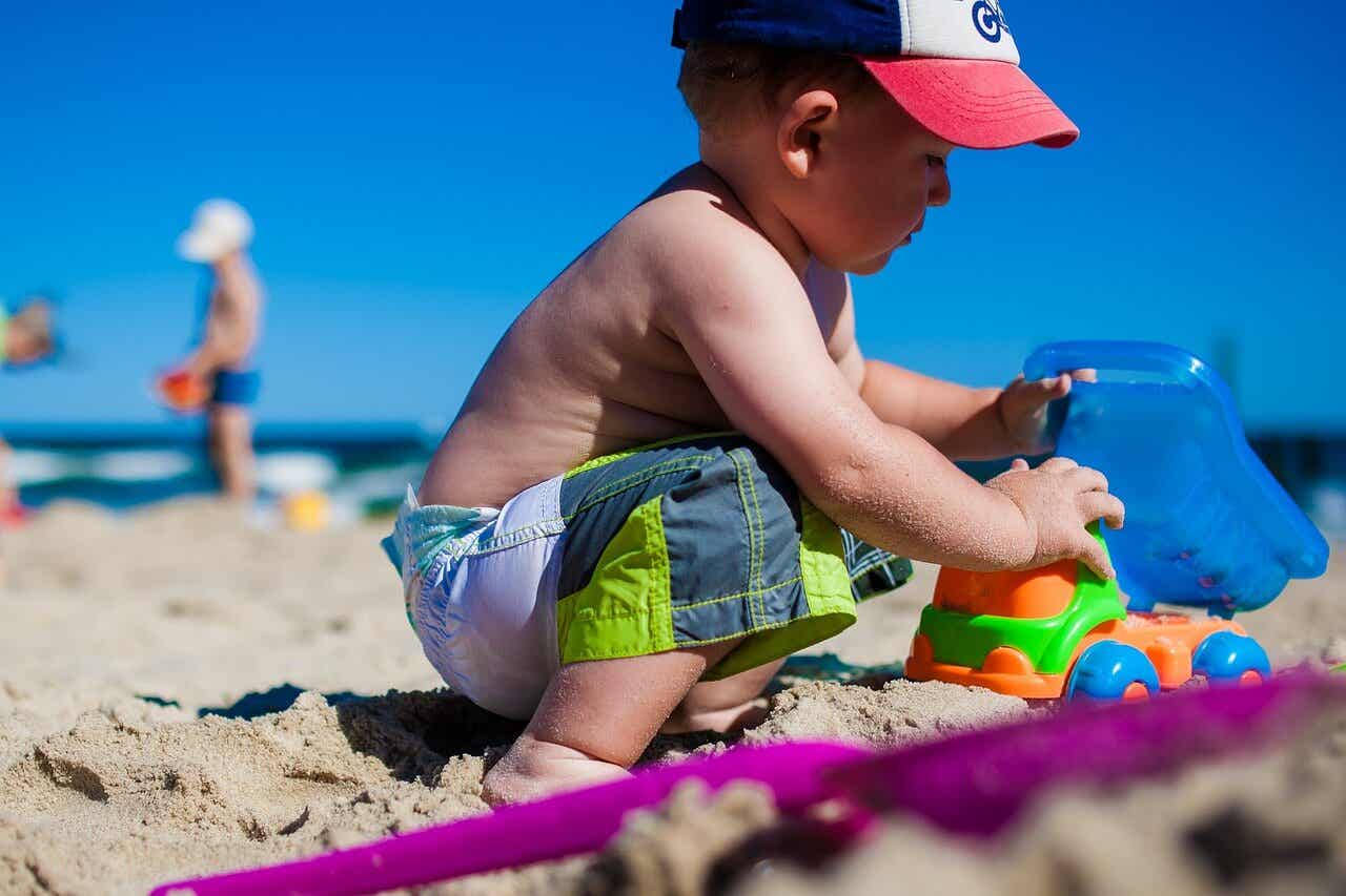 Niño jugando en la arena.