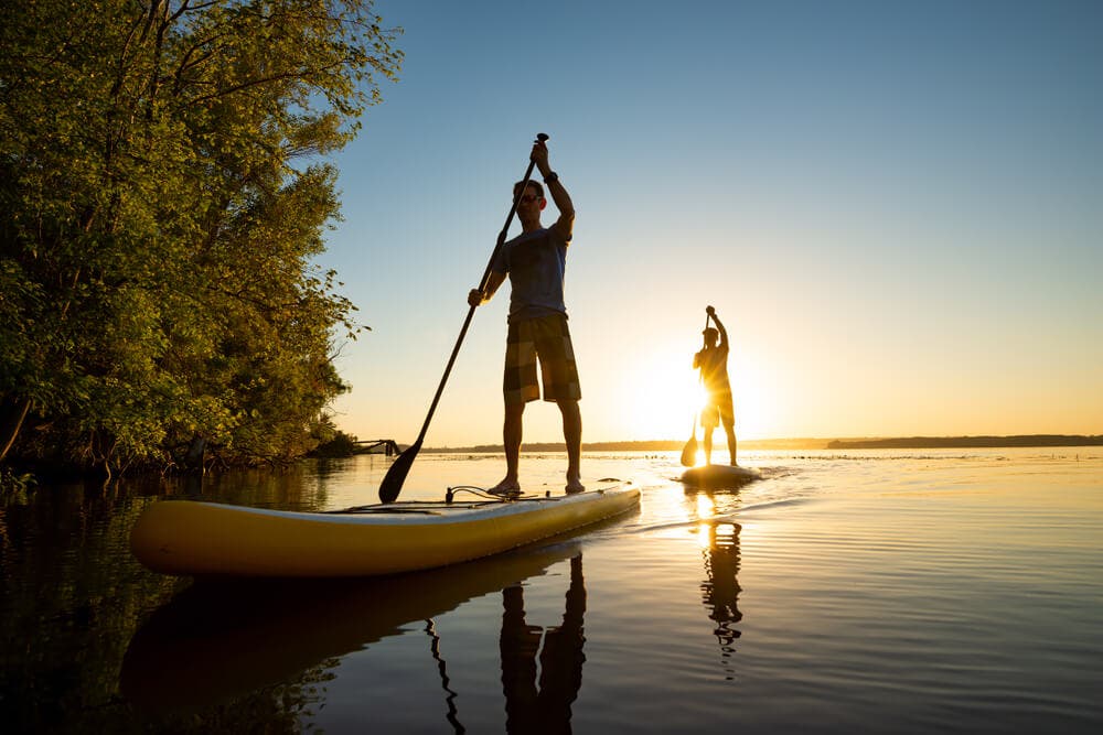 Paddle surf dans une rivière.