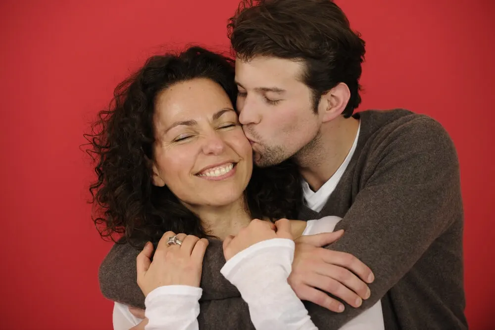 Alguns tipos de abraços permitem incluir beijos.