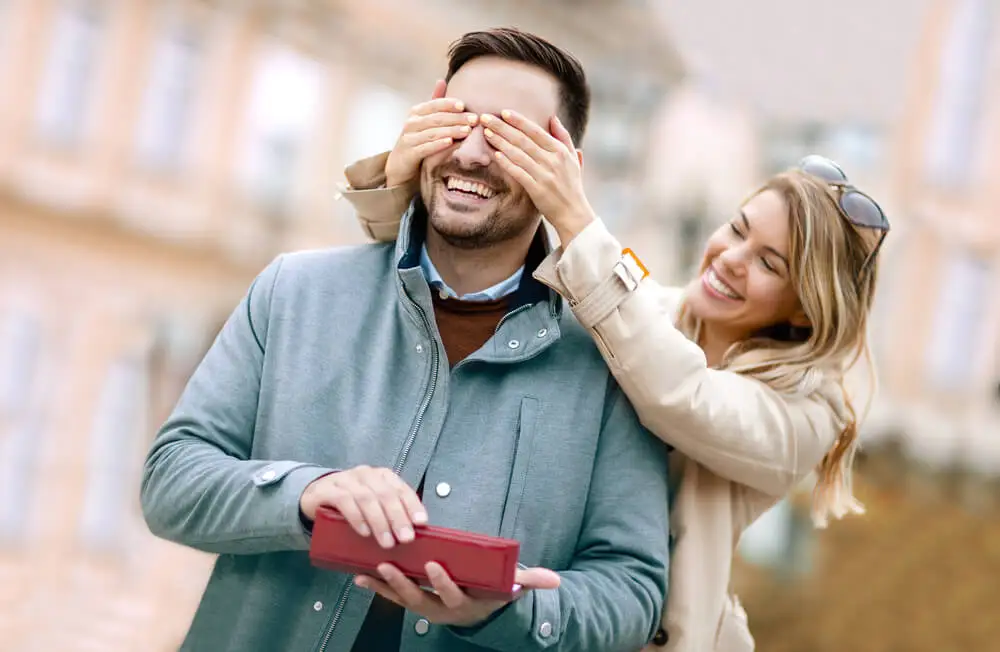 Pareja feliz mostrando que el amor influye en el estado de ánimo