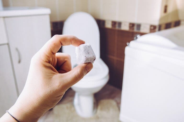 Fabrica tus propias pastillas de bicarbonato para desinfectar el inodoro