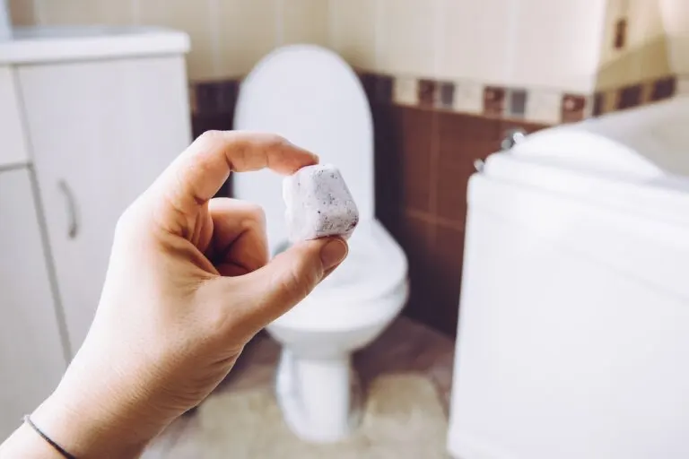 Fabrica tus propias pastillas de bicarbonato para desinfectar el inodoro