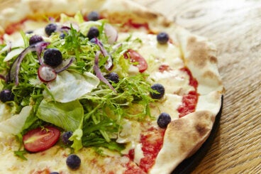 ¿Cómo preparar una pizza de ensalada?