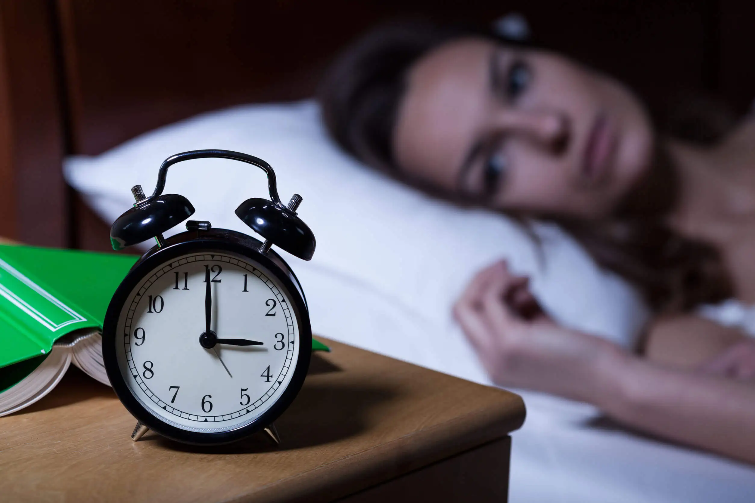 Insomnio en una mujer que no toma magnesio.