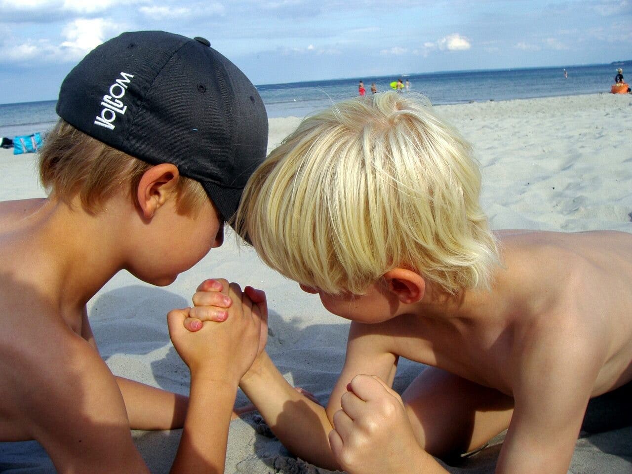 Niños echando un pulso en la playa.