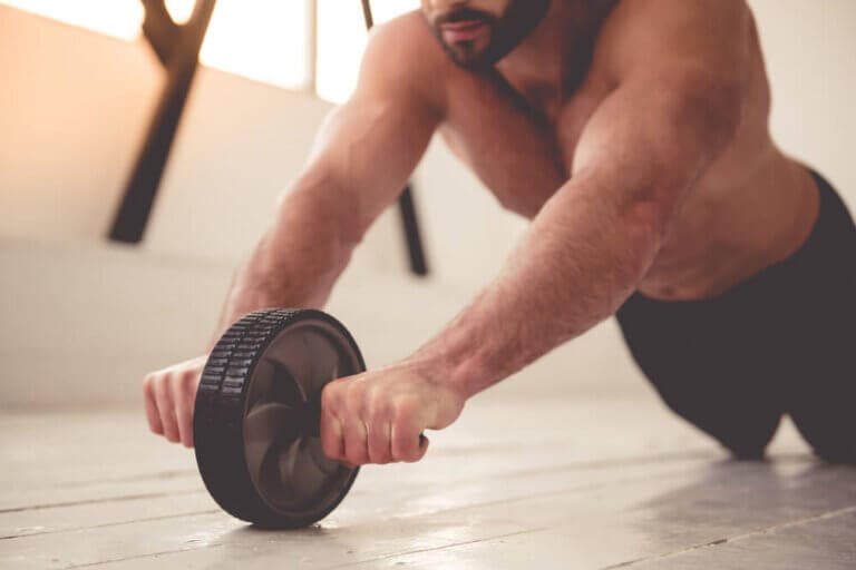 Las mejores posturas para entrenar los hombros y abdominales