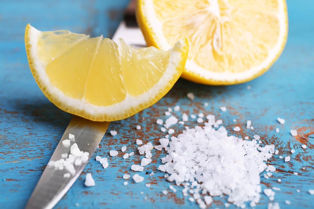Elimina las manchas, el olor y las bacterias de tu tabla de cocina con sal y limón