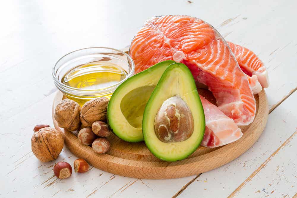 Alimentos para reducir las arrugas: aceite de oliva, nueces, salmón.