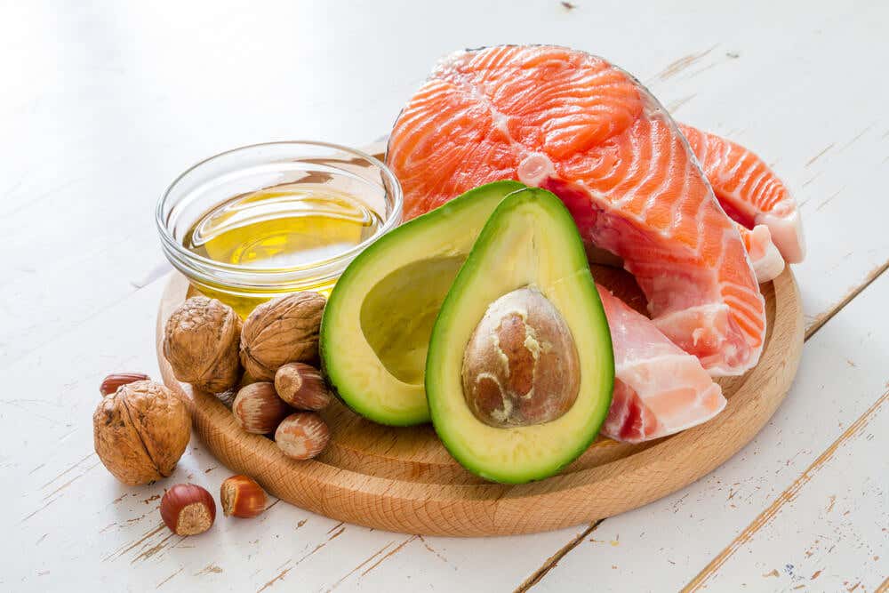 Alimentos para reducir las arrugas: aceite de oliva, nueces, salmón.