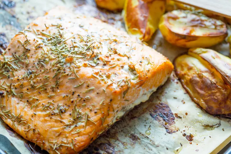 Prepara un delicioso salmón al horno con patatas y verduras